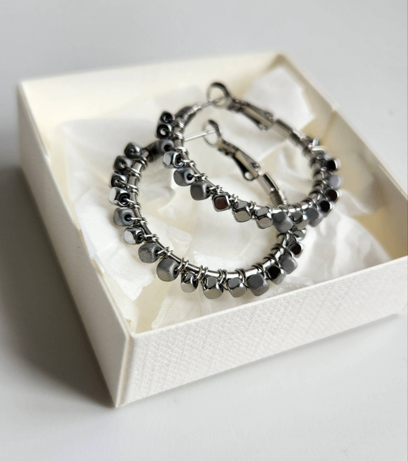 otona hoop 〇゜フープピアス / M / cube glass beads / silver 2枚目の画像