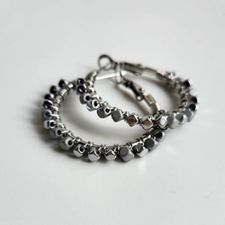 otona hoop 〇゜フープピアス / M / cube glass beads / silver 3枚目の画像