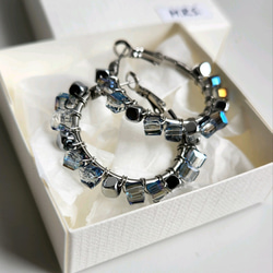 otona hoop 〇゜フープピアス / M /cube glass beads / sky blue 1枚目の画像