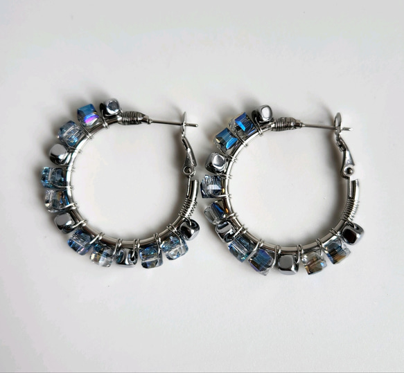 otona hoop 〇゜フープピアス / M /cube glass beads / sky blue 5枚目の画像