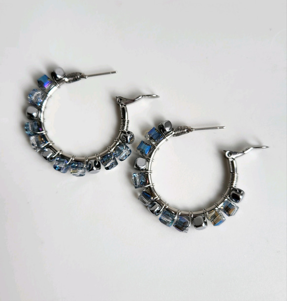otona hoop 〇゜フープピアス / M /cube glass beads / sky blue 6枚目の画像