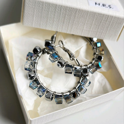 otona hoop 〇゜フープピアス / M /cube glass beads / sky blue 2枚目の画像