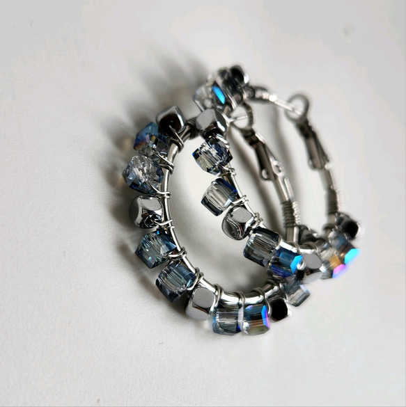 otona hoop 〇゜フープピアス / M /cube glass beads / sky blue 4枚目の画像