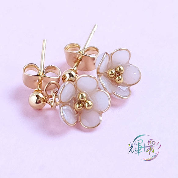 揺れる白い小梅ちゃん』 (No.106)のピアス・イヤリング ピアス 