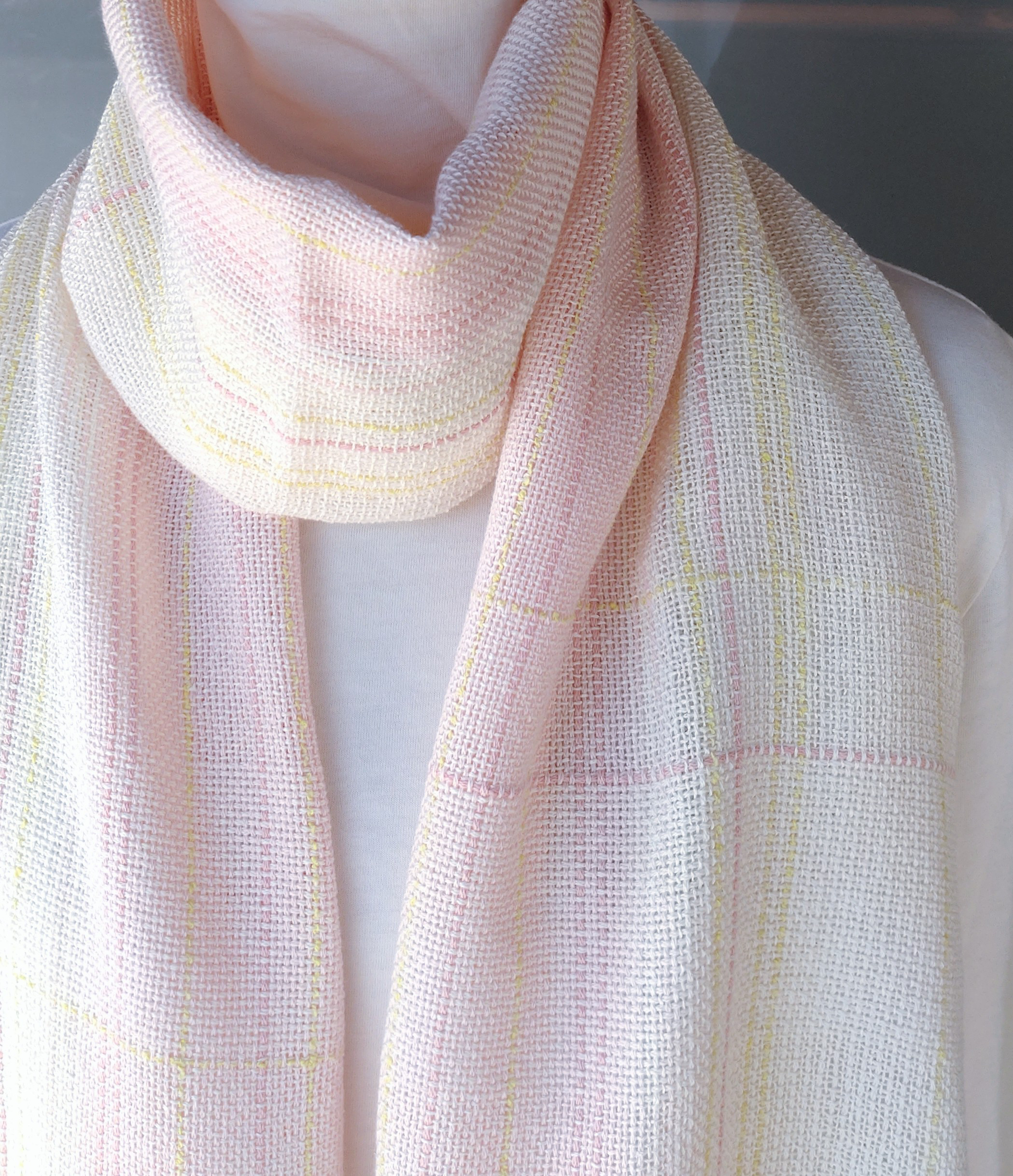 手織り・桜色とオフホワイトのストール