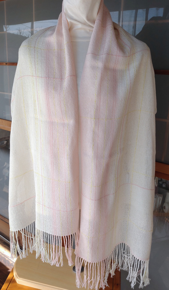 手織り・桜色とオフホワイトのストール 5枚目の画像