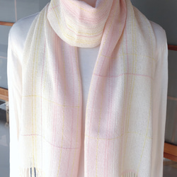 手織り・桜色とオフホワイトのストール 2枚目の画像