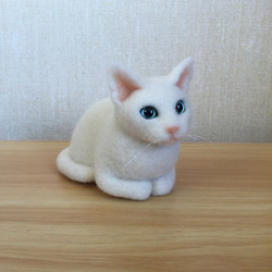 羊毛フェルト　白猫　箱座り　ブルーアイ 2枚目の画像