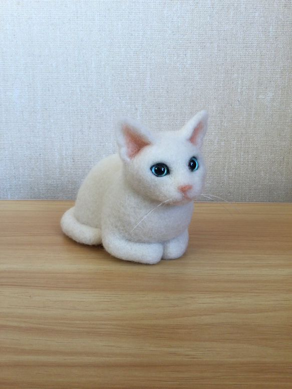 羊毛フェルト　白猫　箱座り　ブルーアイ 2枚目の画像