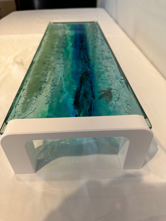 現品販売　ブルーウォーター　ホヌの泳ぐ海　ガラス　モニタースタンド キーボードラック 3枚目の画像