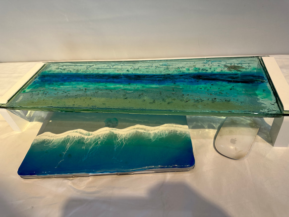 現品販売　ブルーウォーター　ホヌの泳ぐ海　ガラス　モニタースタンド キーボードラック 6枚目の画像