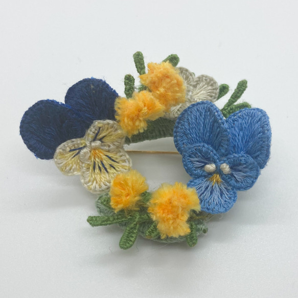 【joco様ご依頼品】立体刺繍の野の花のリースブローチ(ビオラ.あじさい.ミモザ) 1枚目の画像