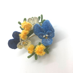 【joco様ご依頼品】立体刺繍の野の花のリースブローチ(ビオラ.あじさい.ミモザ) 2枚目の画像