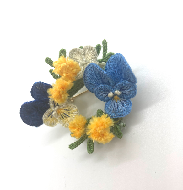 【joco様ご依頼品】立体刺繍の野の花のリースブローチ(ビオラ.あじさい.ミモザ) 2枚目の画像