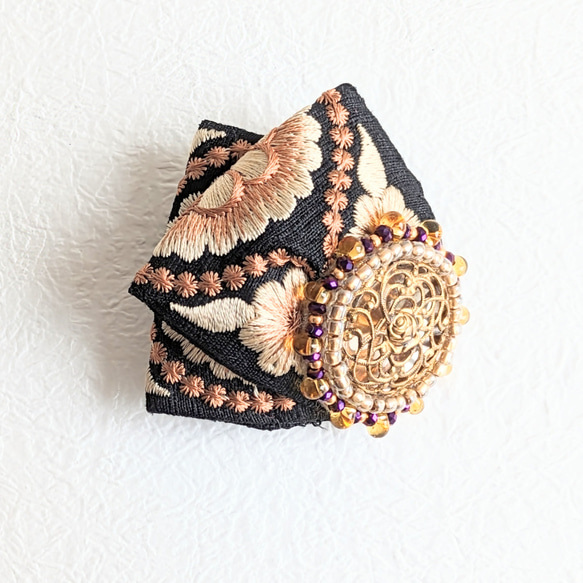 インド刺繍リボンとチェコガラスボタンブローチ　刺繍　ビーズ刺繍　帽子、胸元に華やか　アクセサリー 2枚目の画像