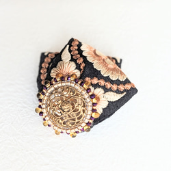 インド刺繍リボンとチェコガラスボタンブローチ　刺繍　ビーズ刺繍　帽子、胸元に華やか　アクセサリー 4枚目の画像