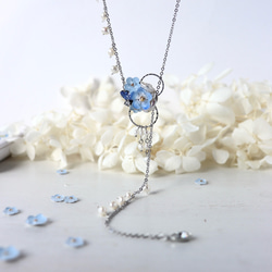 ネモフィラ(水色)と淡水パールのロングネックレス 花、フォーマル