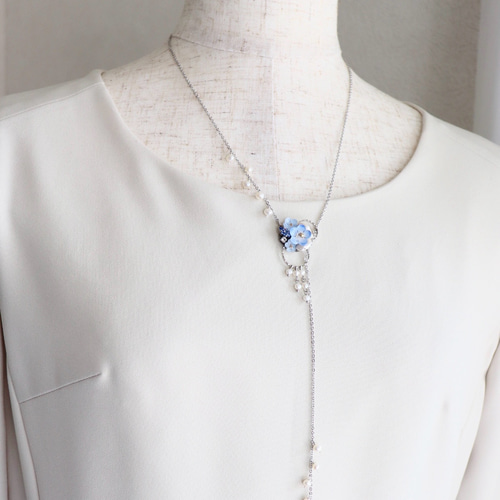 ネモフィラ(水色)と淡水パールのロングネックレス 花、フォーマル