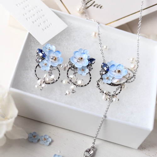 ネモフィラ(水色)と淡水パールのロングネックレス 花、フォーマル