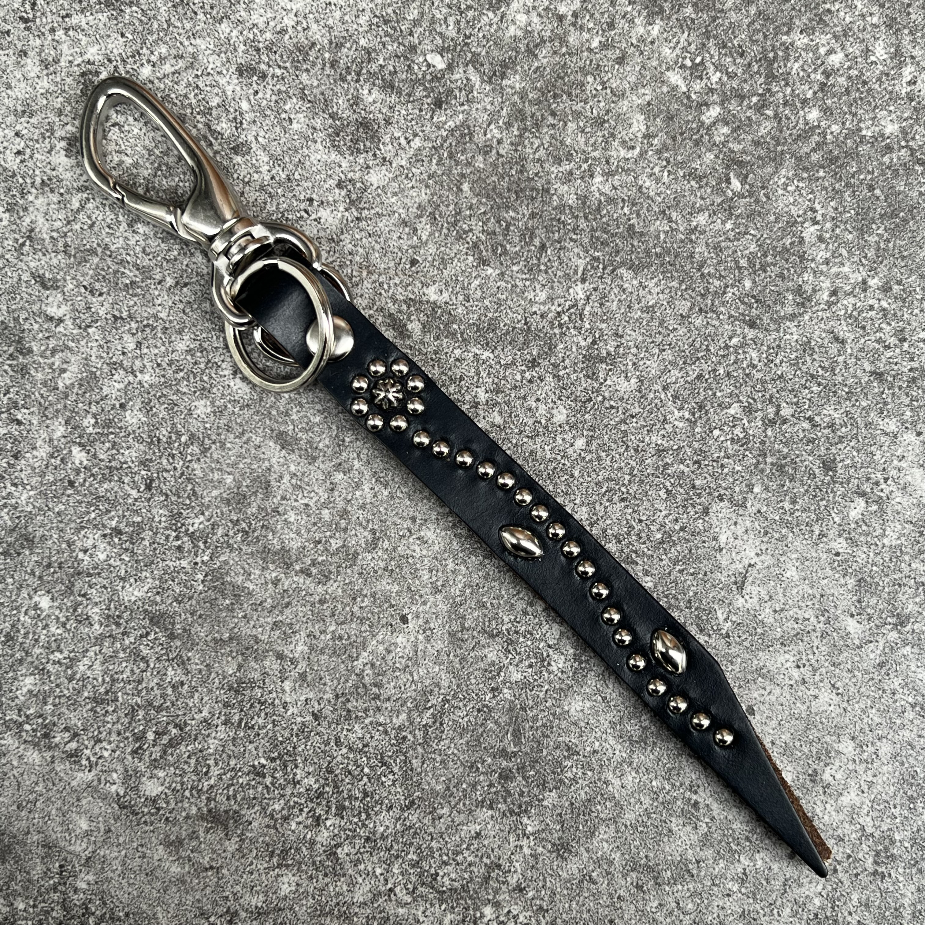CALEE スタッズ付き本革キーホルダー