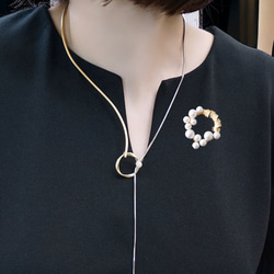 [正式/畢業]圓形胸針「牛角+棉花」棉珍珠黃銅 第5張的照片