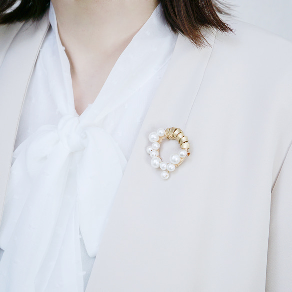 [正式/畢業]圓形胸針「牛角+棉花」棉珍珠黃銅 第2張的照片