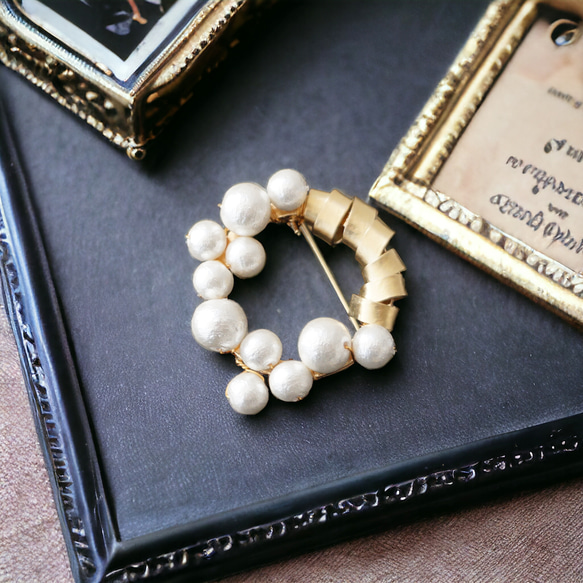 [正式/畢業]圓形胸針「牛角+棉花」棉珍珠黃銅 第4張的照片