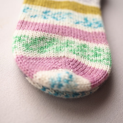 ピンクとブルーやグリーンとパープルの春色手編みの靴下 2枚目の画像
