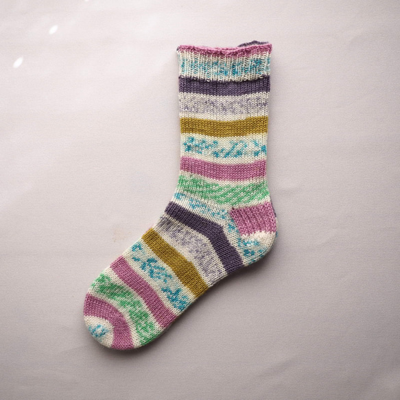 ピンクとブルーやグリーンとパープルの春色手編みの靴下 1枚目の画像