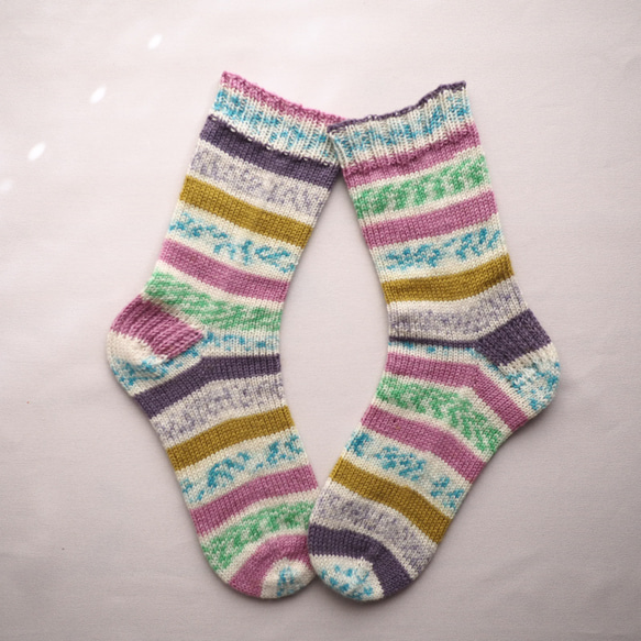 ピンクとブルーやグリーンとパープルの春色手編みの靴下 6枚目の画像