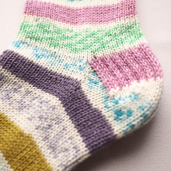 ピンクとブルーやグリーンとパープルの春色手編みの靴下 3枚目の画像