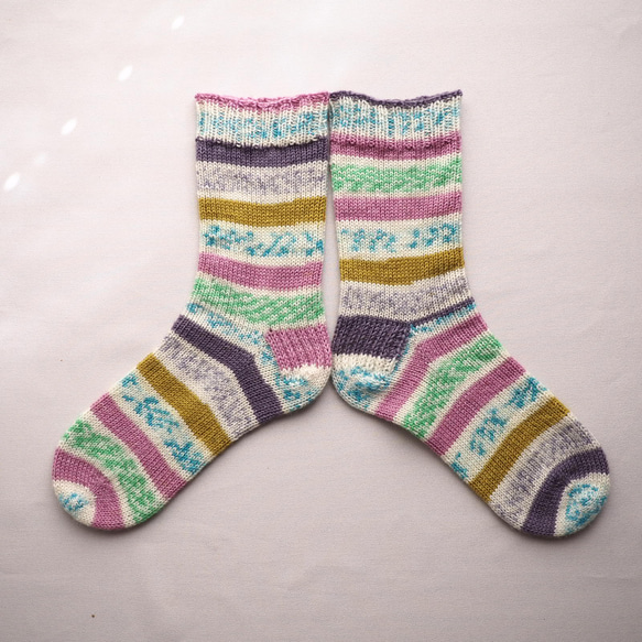 ピンクとブルーやグリーンとパープルの春色手編みの靴下 5枚目の画像