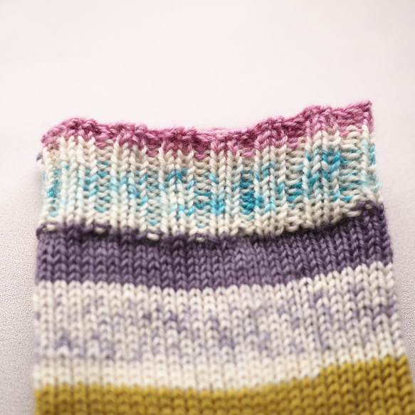 ピンクとブルーやグリーンとパープルの春色手編みの靴下 4枚目の画像