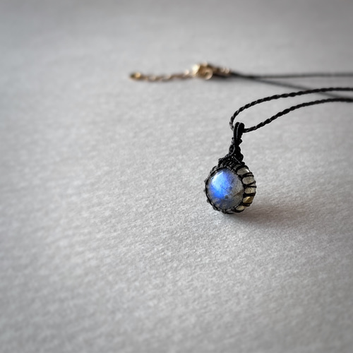 小さな一粒天然石のマクラメネックレス(ラブラドライト) ネックレス