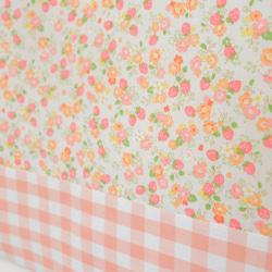 イチゴとお花×サーモンピンクチェック柄 レッスンバッグ 絵本袋 内側キルト 2枚目の画像