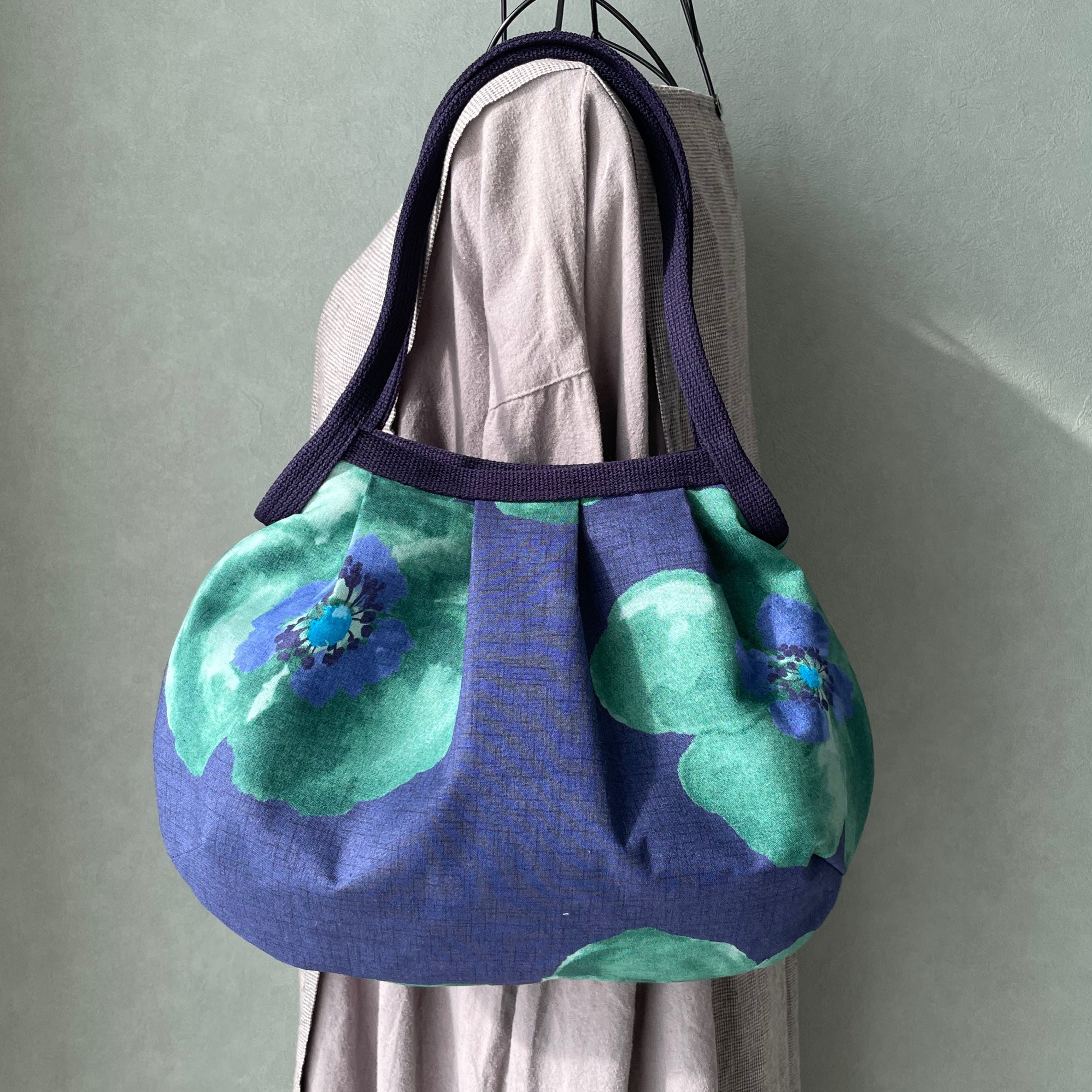 コロンと可愛いショルダーグラニーバッグ　大きなグリーンのアネモネ柄　ネイビー地　◎選べる2サイズ