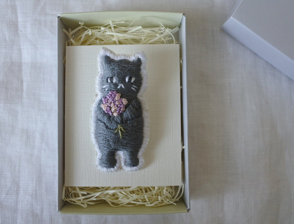 もらってください。　猫　刺繍　ブローチ　ぐれーにゃん 2枚目の画像