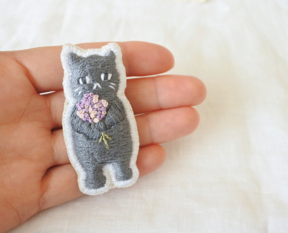 もらってください。　猫　刺繍　ブローチ　ぐれーにゃん 8枚目の画像