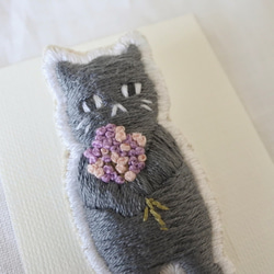 もらってください。　猫　刺繍　ブローチ　ぐれーにゃん 4枚目の画像