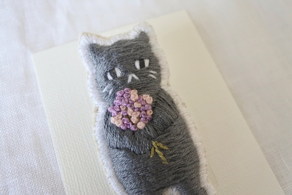 もらってください。　猫　刺繍　ブローチ　ぐれーにゃん 4枚目の画像