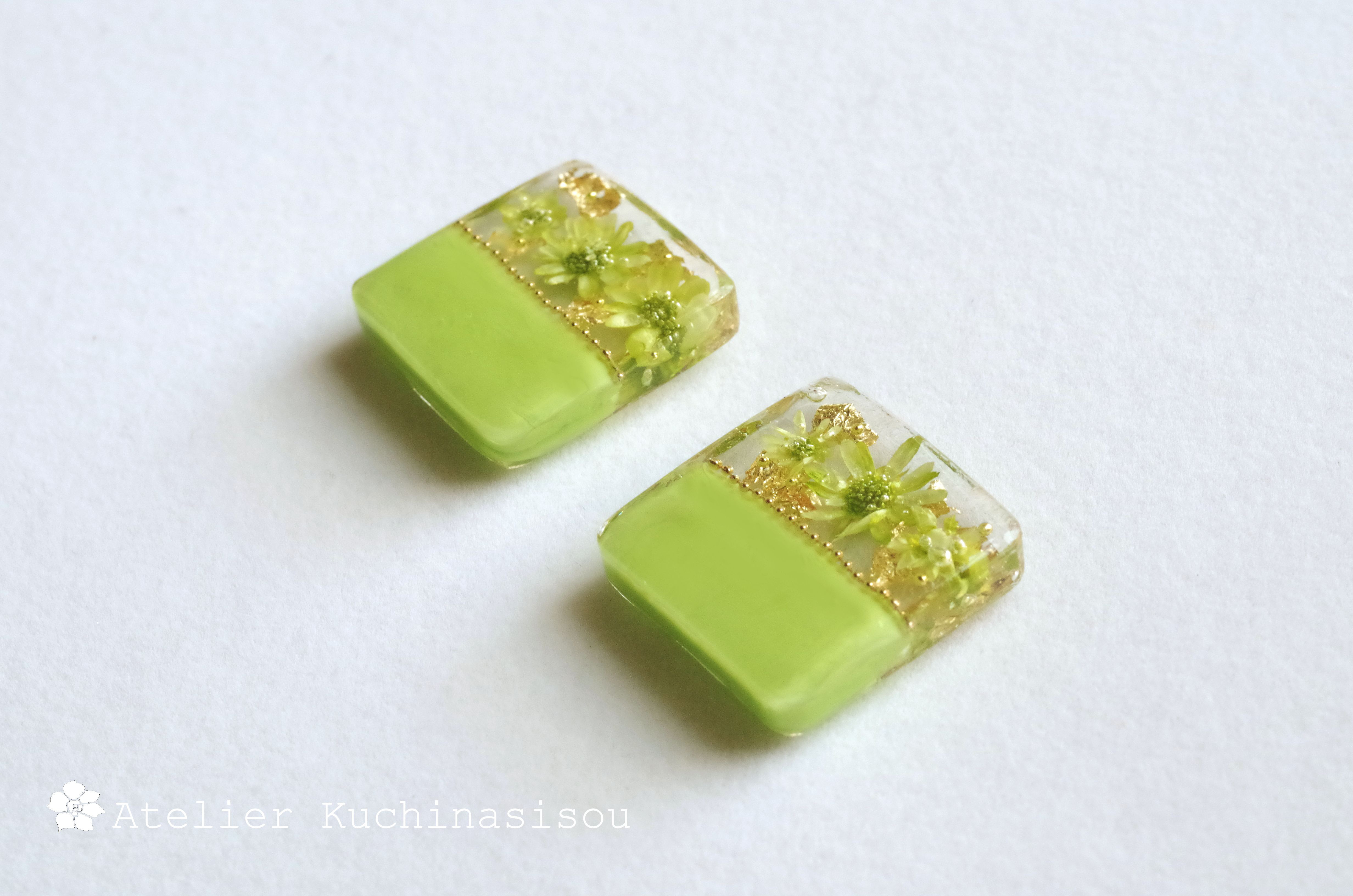 レジンアート　バイカラーのお花のピアス〈アップルグリーン〉