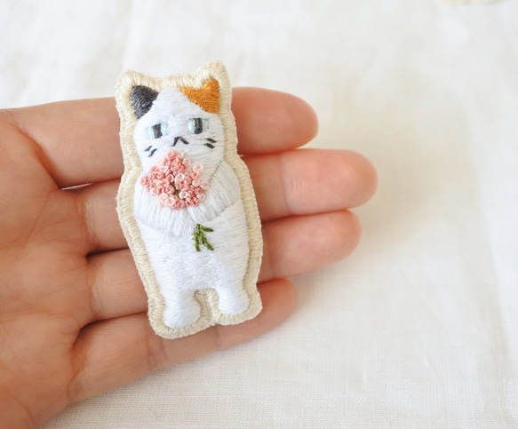 もらってください。　猫　刺繍　ブローチ　みけにゃん 8枚目の画像