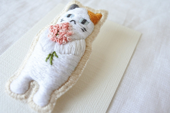 もらってください。　猫　刺繍　ブローチ　みけにゃん 5枚目の画像