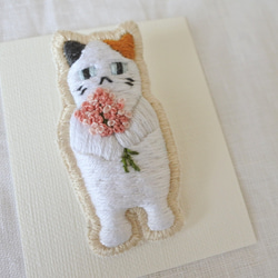 もらってください。　猫　刺繍　ブローチ　みけにゃん 3枚目の画像