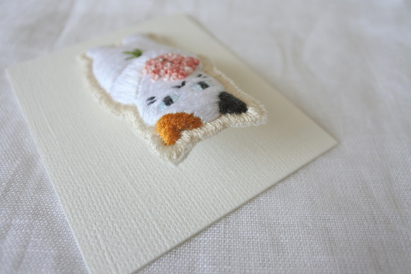 もらってください。　猫　刺繍　ブローチ　みけにゃん 6枚目の画像