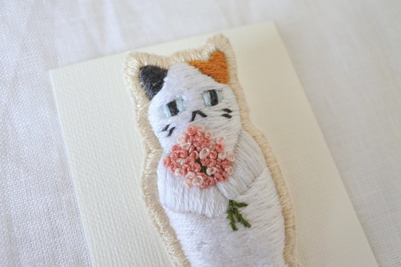 もらってください。　猫　刺繍　ブローチ　みけにゃん 4枚目の画像