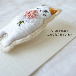 もらってください。　猫　刺繍　ブローチ　みけにゃん 7枚目の画像