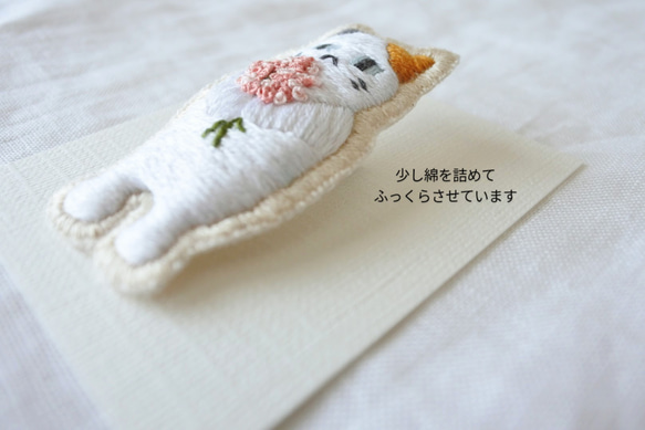 もらってください。　猫　刺繍　ブローチ　みけにゃん 7枚目の画像