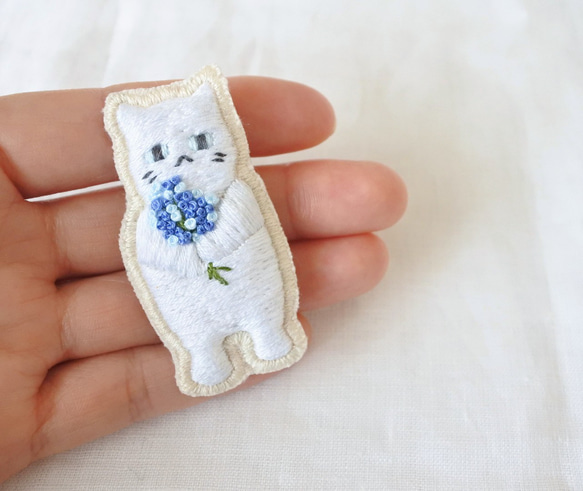 もらってください。　猫　刺繍　ブローチ　しろにゃん 8枚目の画像