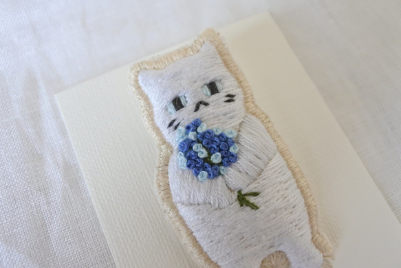 もらってください。　猫　刺繍　ブローチ　しろにゃん 5枚目の画像